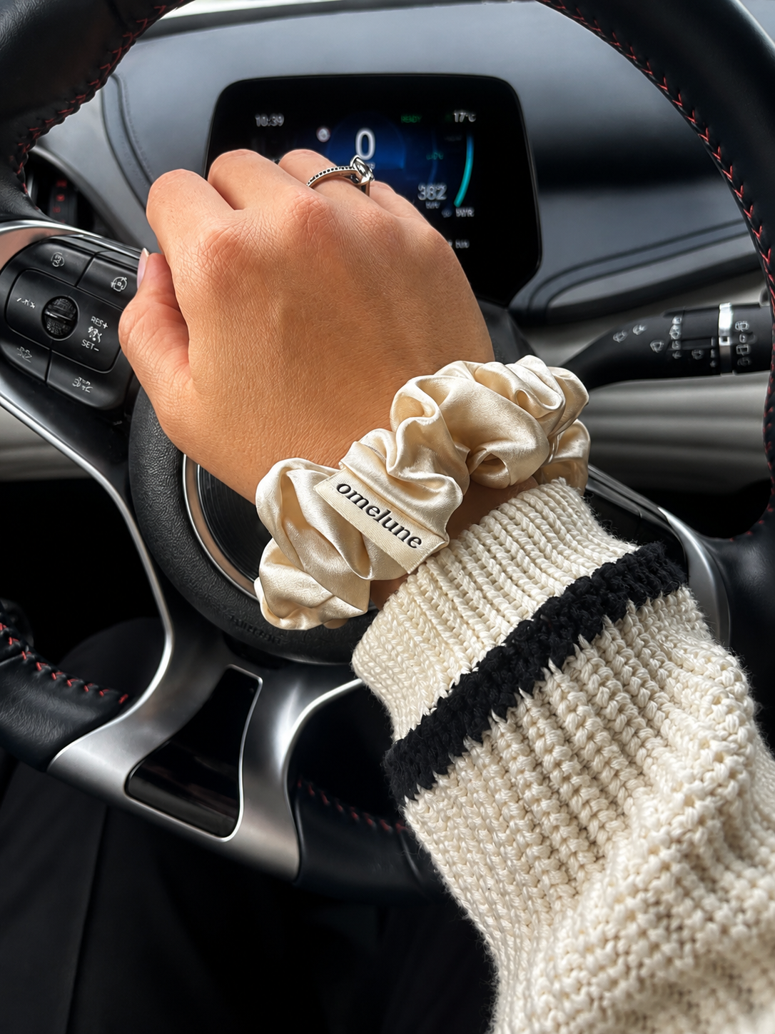 Omelune Silk Scrunchie – lifestyle