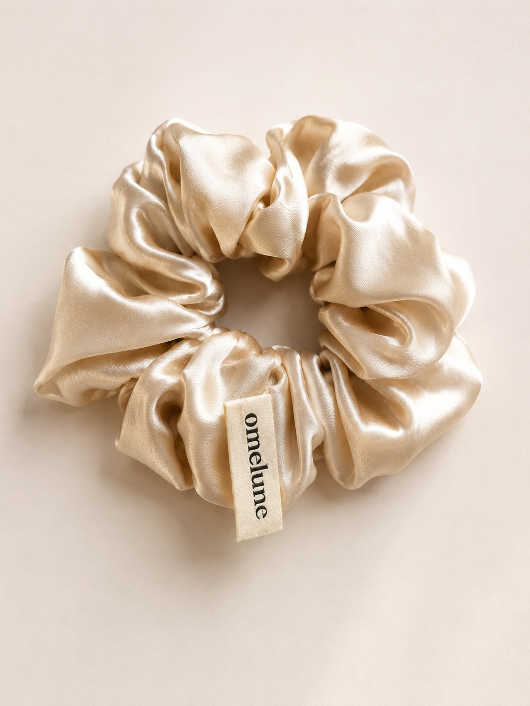 Omelune Silk Scrunchie i champagnefarget mulberrysilke